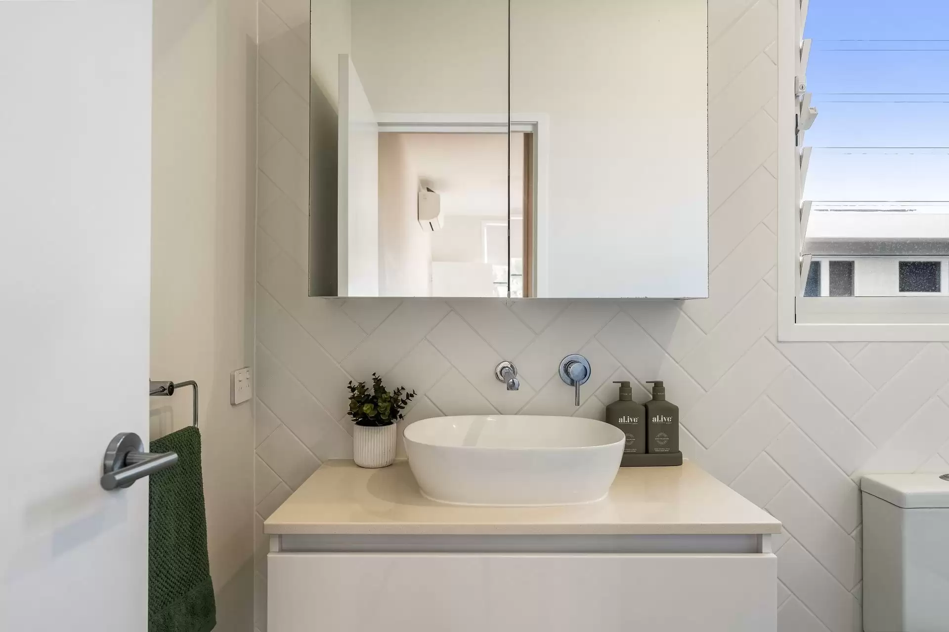2/113 Paterson Street, Byron Bay Auction by Byron Bay Sotheby's International Realty - image 1